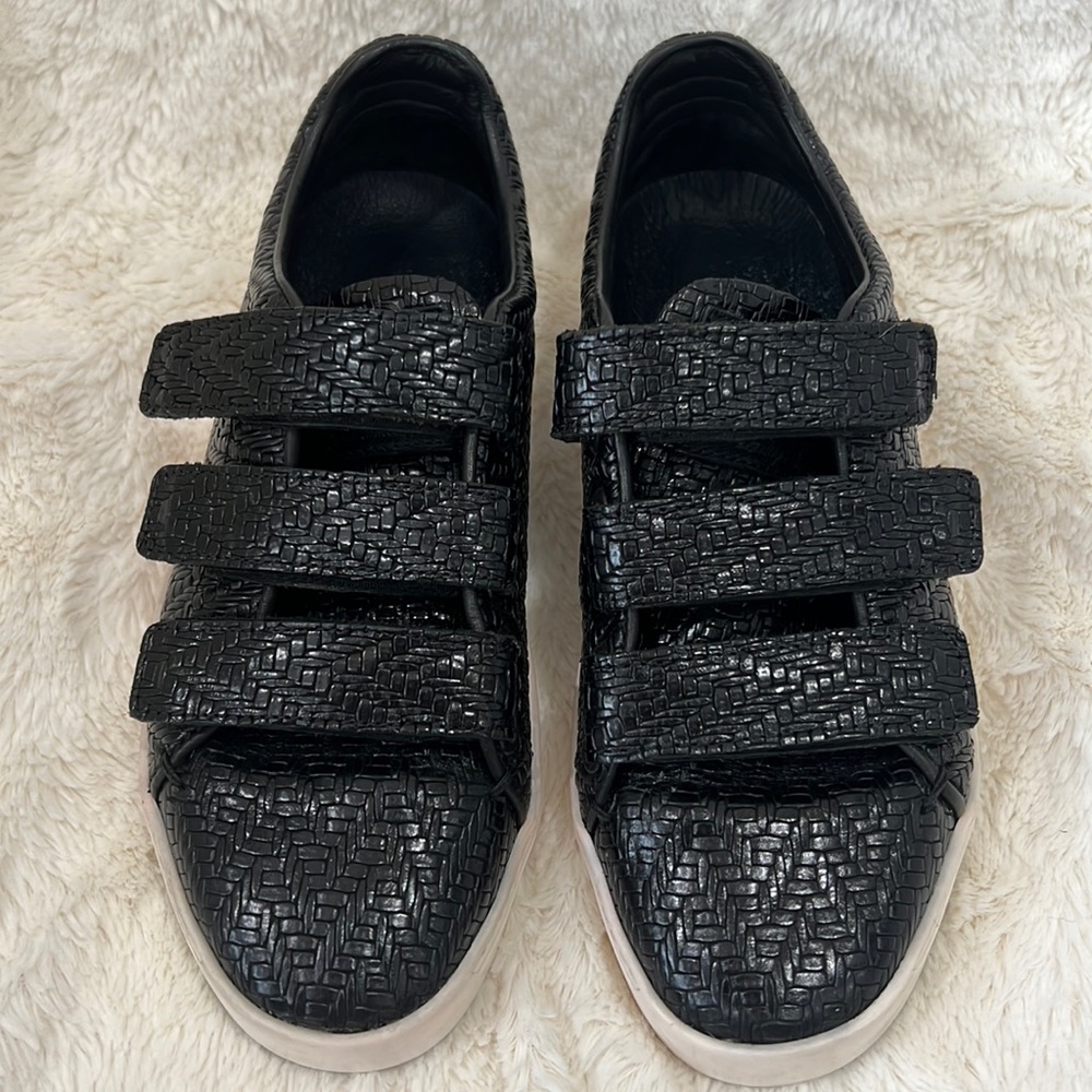 Preowned Rag and Bone Black Woven Leather Sneaker size 7.